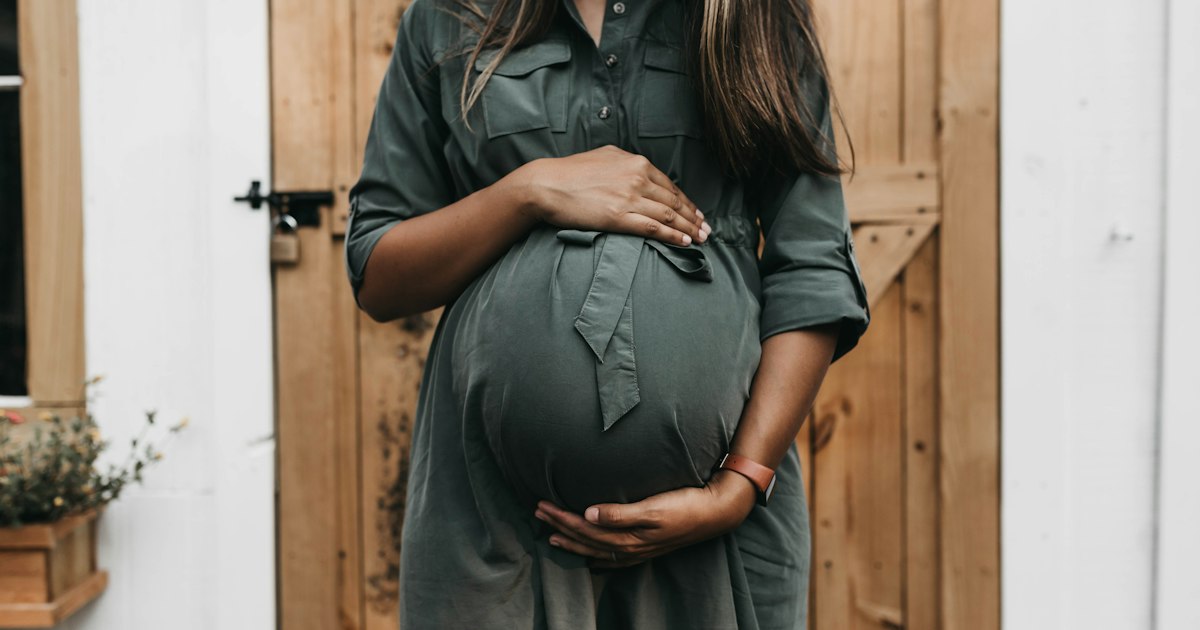 Gestante com as mãos sobre a barriga