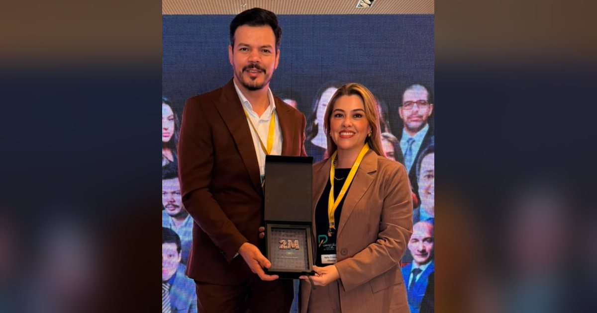 Dr. Cleison Baeve de Souza e Kelly Oliveira recebendo a placa de reconhecimento do Instituto Prospera Direito