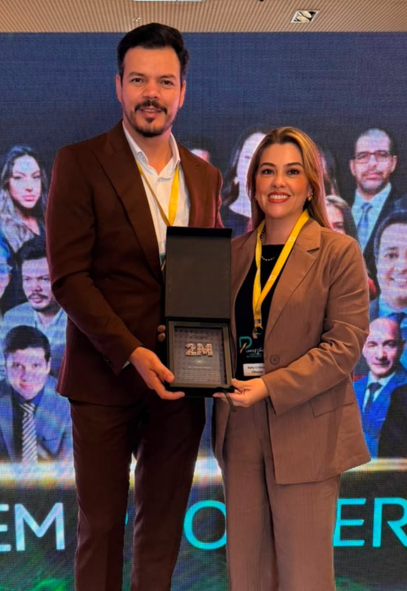 Dr. Cleison e Kelly com a placa de reconhecimento do Instituto Prospera Direito